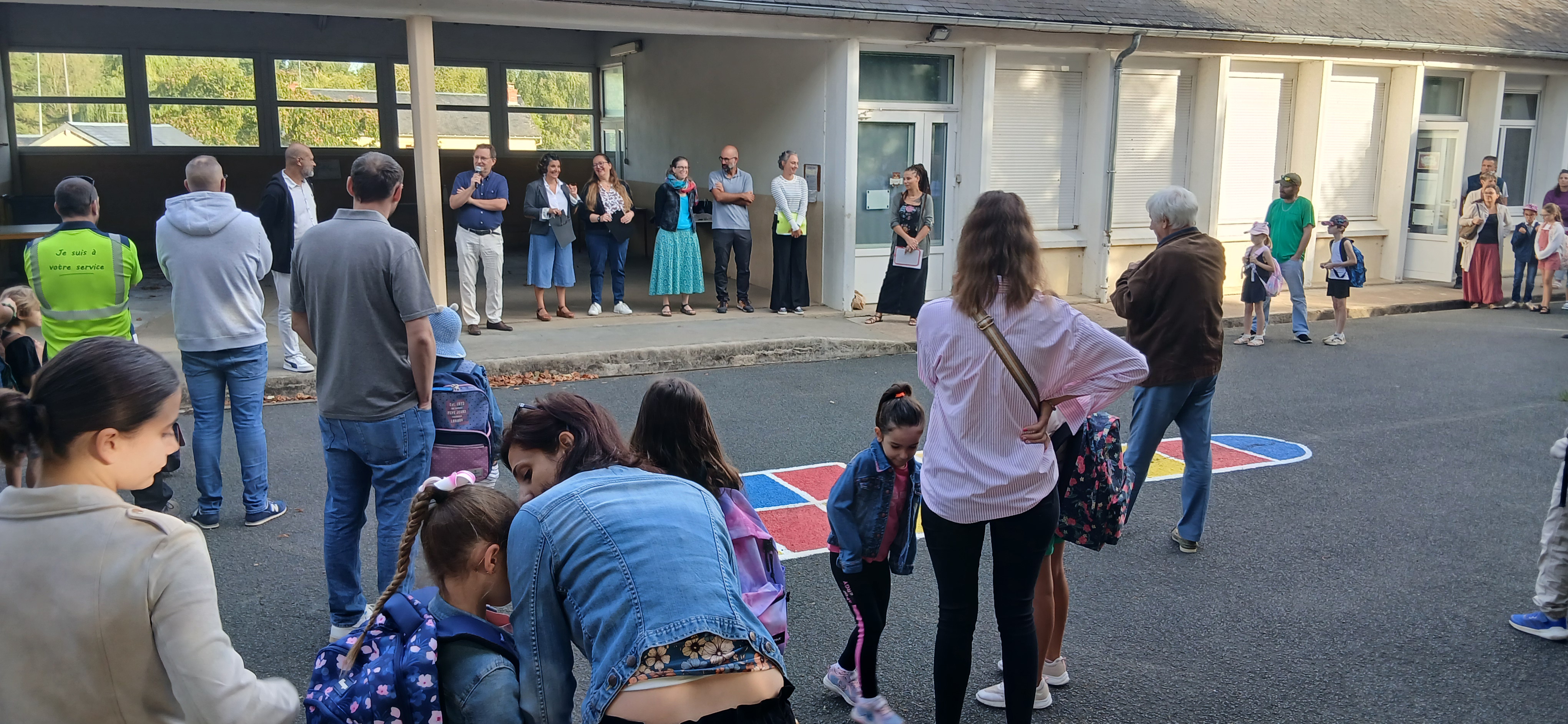 Vue de l'équipe enseignante de l'école élémentaire avec le maire, devant les parents lors de la rentrée des classes