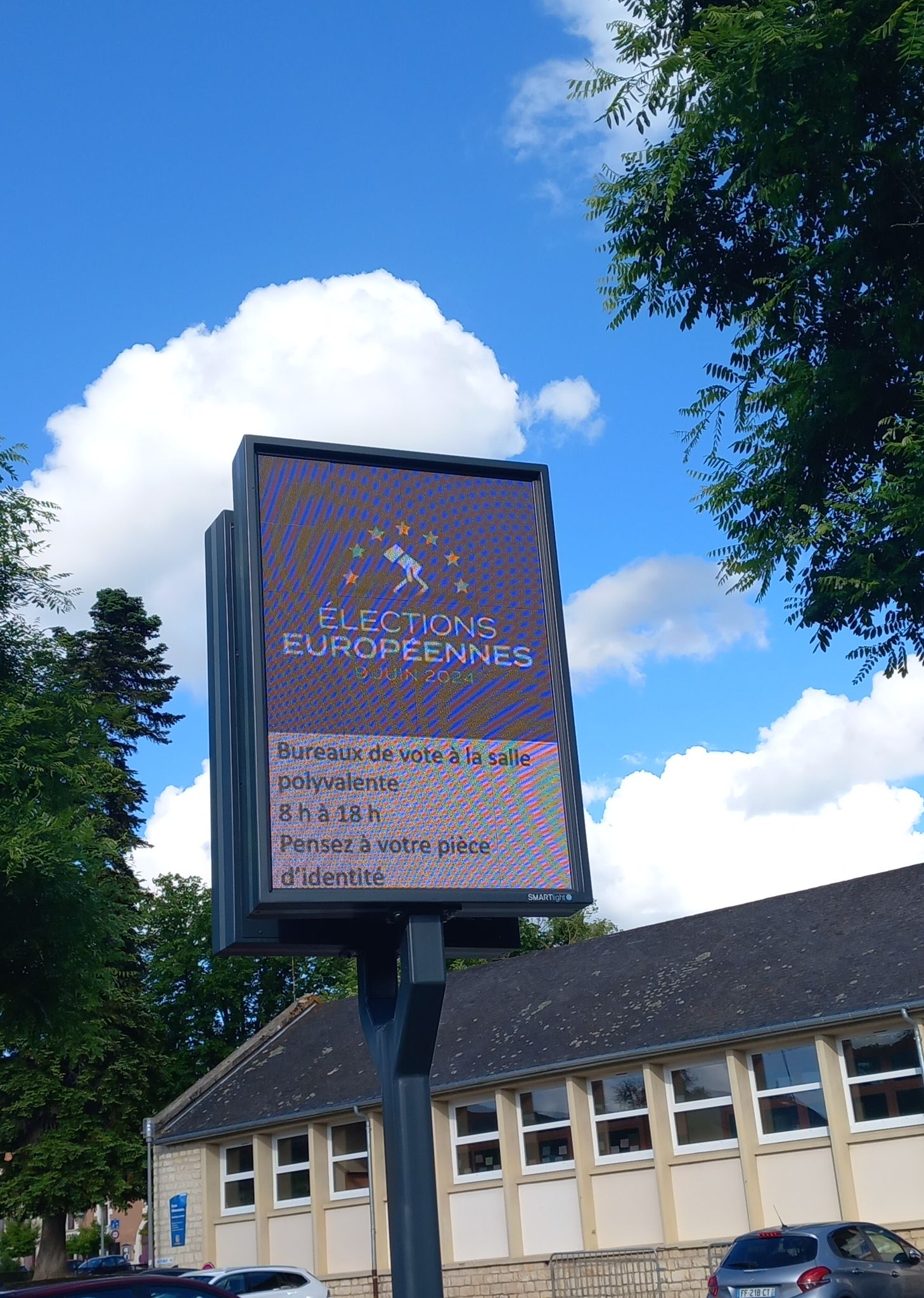 Vue du panneau lumineus de Dissay contenant l'annonce des élections européennes