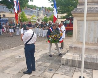 Vue du dépôt de gerbe florale au monument aux morts de Dissay le 14 juillet 2025