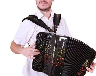 vue d'Alexis Hervé (Alexis musette) avec son accordéon