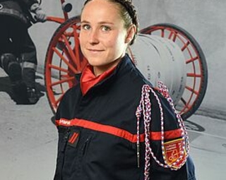 Photo d'Amandine Sicard en tenue de pompier