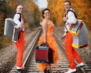 Vue des trois musiciens avec leurs instruments