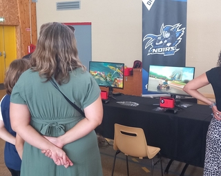 Vue du public devant un stand associatif lors du forum en septembre 2025