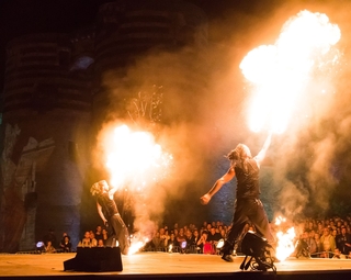 Vue de deux artistes de Manda lights lors d'un spectacle