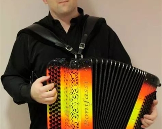 Photo de Mickaël Pigeat avec son accordéon