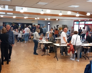 Vue de salon Noir Dissay en septembre 2024 (stands et public)