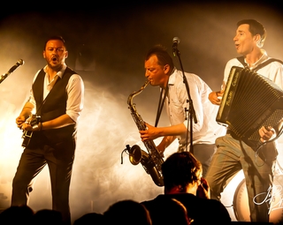 Photo des trois musiciens sur scène