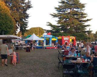Vue du marché des producteurs 2023 à Dissay avec des stands des producteurs et le public attablé