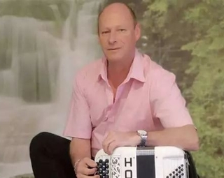 Photo de Bruno Leblanc avec son accordéon