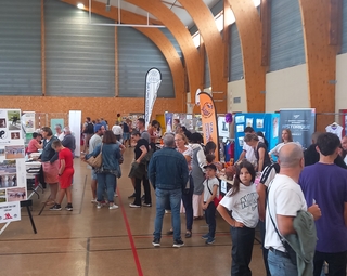 Vue de stands et du public lors du forum des associations de Dissay le 7 septembre 2024