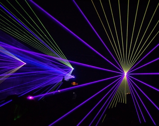 faisceaux laser dans l'obscurité