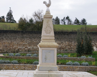 Vue du monument aux morts de Dissay