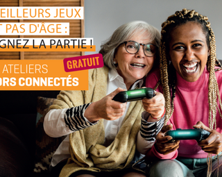 Affiche annonçant les ateliers montrant une jeune femme et une dame plus agée jouant avec des manettes de console de jeu dans les mains