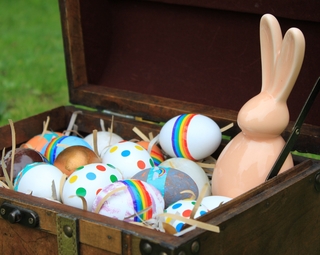 coffre au trésor avec lapin et oeufs de pâques