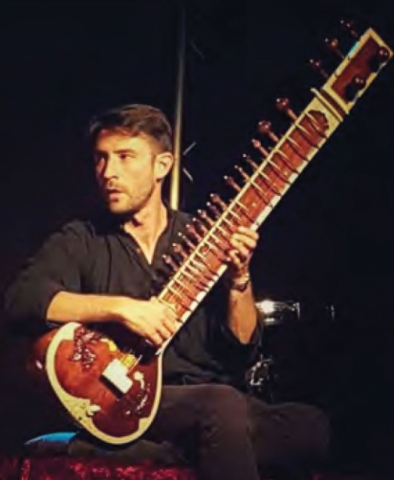 Musicien jouant du sitar