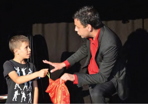 Magicien en action avec un enfant