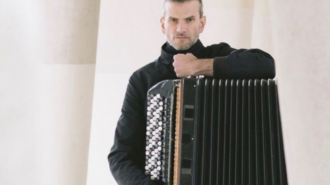 Photo de Vincent Peirani avec son accordéon sur les genoux