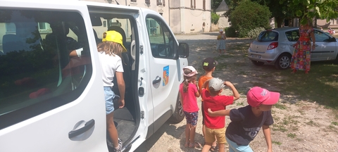 Enfants du centre de loisirs sortant du minibus communal
