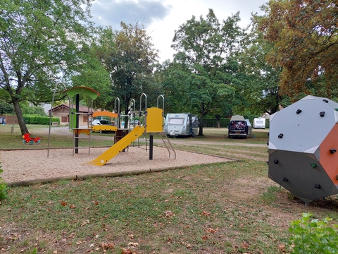 Vue de l'aire de jeux pour enfants du camping de Dissay
