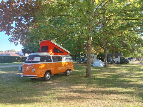 Vue du camping avec un combi Wv