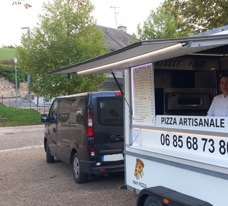 Vue de la remorque de May Pizza à Dissay le 14 octobre 2025