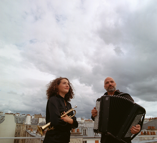 Photo prise sur un toit, montrant les deux musiciens avec leurs instruments