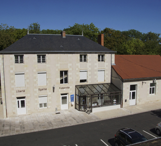 Vue de la mairie de Dissay
