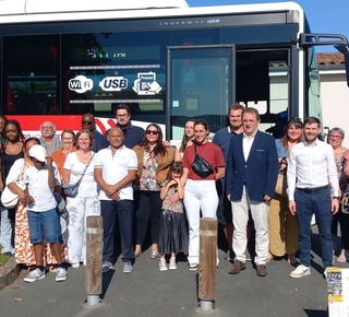 Vue des nouveaux habitants en septembre 2025 devant le car pour la visite de la commune