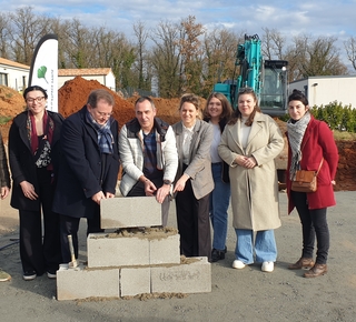 Des élus et des professionnels lors de le cérémonie de la première pierre du futue espace santé de Dissay le 14 jenvier 2026.