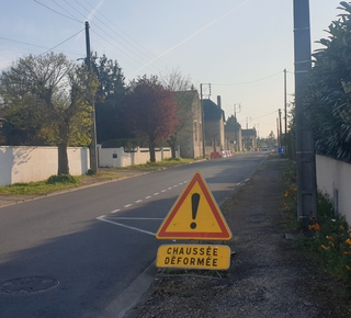 Vue de la rue des Lordières à Dissay avec un panneau de signalisation Chaussée déformée