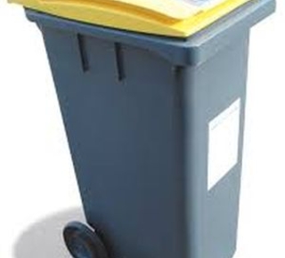 Vue d'un bac de tri des ordures avec un couvercle jaune