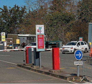 Vue de l'enytrée de la déchetterie des Millas à Saint-Georges-les-Baillargeaux