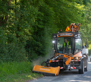 Un engin de grand Poitiers lors d'un fauchage en cours