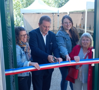 Le maire de Dissay, l'adjointe à l'éducation et les deux assistantes maternelles de la MAM lors de l'inauguration au coupage du ruban tricolore