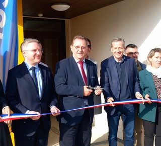 Photo des officiels au moment de couper le ruban tricolore lors de l'inauguration des nouveaux vestiaires du complexe sportif à Dissay le 12 octobre 2024