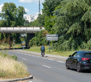 Vue d'une voie de circulation avec une voiture et un deux-roues
