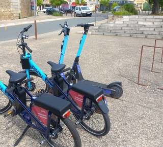 2 vélos et 2 trotinettes Pony à disposition dans le centre-ville de Dissay