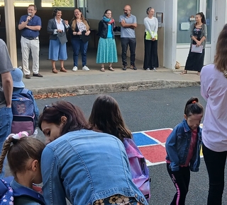 Vue de l'équipe enseignante de l'école élémentaire avec le maire, devant les parents lors de la rentrée des classes