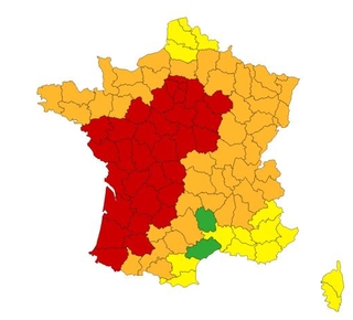 Carte de France montrant en rouge les départements classés en vigilance rouge pour canicule