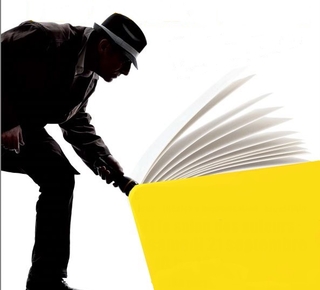 Visuel du festival comprenent une silhouette d'un homme tenant une lampe torche