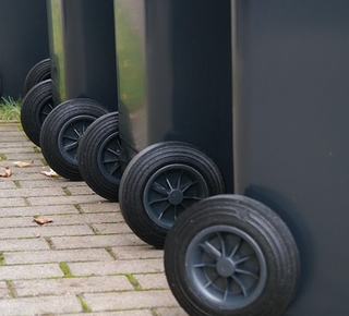 conteneurs noirs pour les ordures ménagères