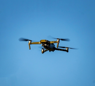 Un drone volant dans le ciel