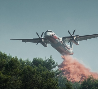 Avion bombardier d'eau