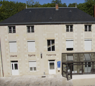 Vue de la facade de la mairie de Dissay