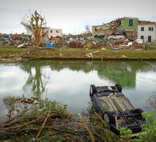 Photo d'un bâtiment dégradé suite à une catastrophe naturelle