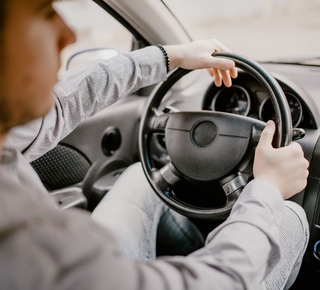 Vue d'un jeune conducteur au volant d'une voiture