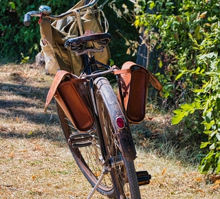 Vue, par l'arrière, d'un vélo ancien sur un chemin