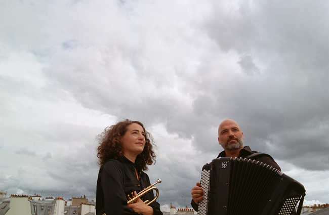 Photo prise sur un toit, montrant les deux musiciens avec leurs instruments