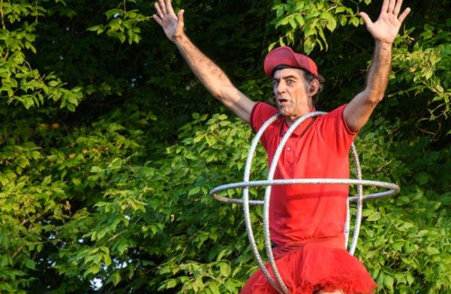 Image de l'artiste sur un ballon avec des cerceaux autour du corps