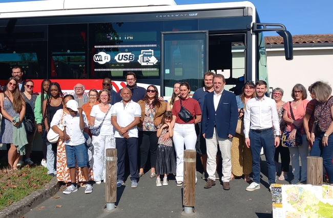 Vue des nouveaux habitants en septembre 2025 devant le car pour la visite de la commune